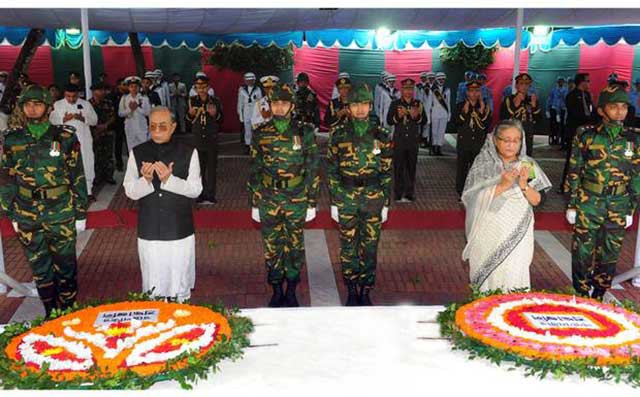 টুঙ্গিপাড়ায় প্রধানমন্ত্রীর শ্রদ্ধা