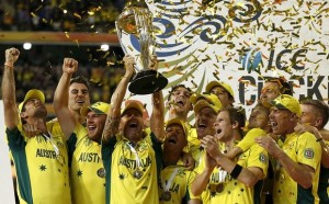 Australia's+captain+Michael+Clarke+holds+aloft+the+Cricket+World+Cup+trophy