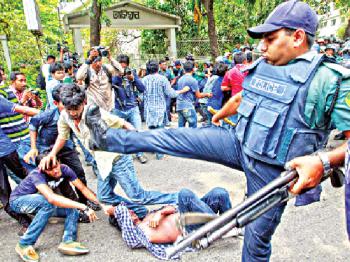 যৌন নিপীড়ক ধরার দাবীতে ছাত্রদের ডিএমপি কার্যালয় ঘেরাওয়ের জবাব লাথিতে-অতঃপর তদন্ত