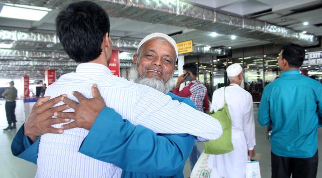 ‌’বিমানে অবহেলায় দেশে ফিরছেন হাজিরা-আর সৌদি পুলিশ পা দিয়ে লাশ সরাইছে’