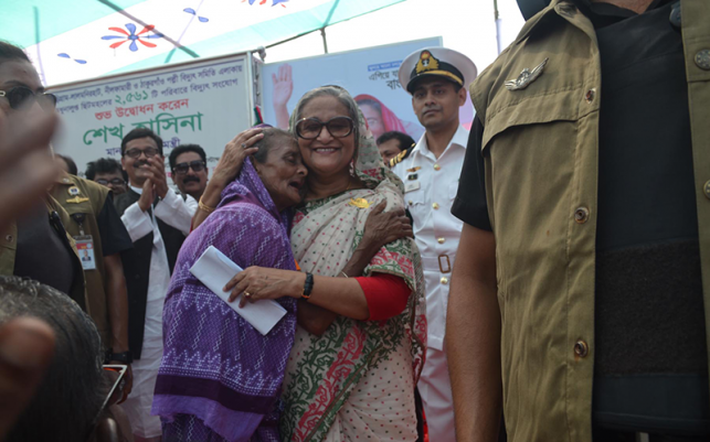 করফুলার গীতে মুগ্ধ প্রধানমন্ত্রী…‘মাগো আমার, কোন দ্যাশে ছিলা?তুমি মা জননী, জগৎ তরণী, আলো পাইলাম তোমায় পাইলাম’