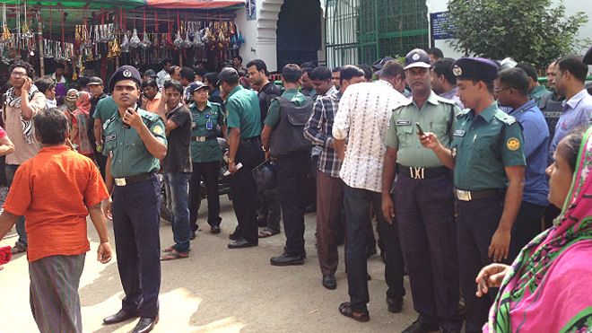 হোসেনি দালানে বোমা হামলাকারী একজন ক্রসফায়ার-কয়েকজন আটক