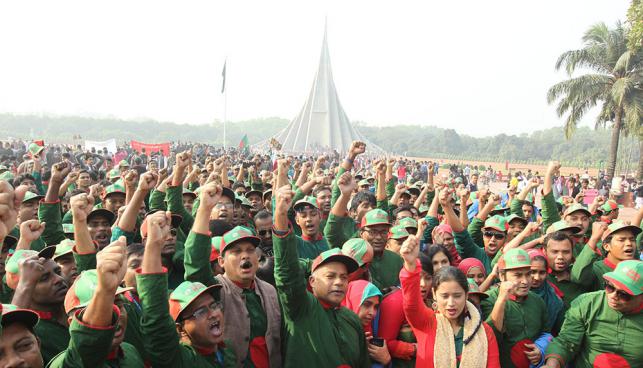 স্বাধীনতার আনন্দে বিজয়ে মাতল দেশ