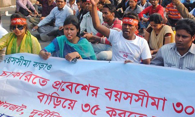 সরকারি চাকরির-প্রবেশে বয়সসীমা বাড়িয়ে ৩৫ কর?