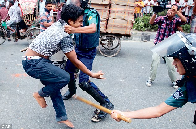 পুলিশের ভয়ানক উক্তি ‘মাছের রাজা ইলিশ দেশের রাজা পুলিশ’