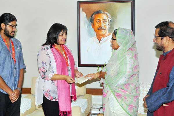 চিত্রনায়িকা রানী ও দিতিকে প্রধানমন্ত্রীর ভালবাসা-অর্থ সহায়তা