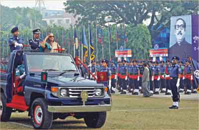 পুলিশকে অসহায় বিপন্ন মানুষের পাশে বন্ধুর মতো দাঁড়াতে হবে: হাসিনা