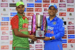 Dhaka (Bangladesh): Indian ODI skipper MS Dhoni and Bangladeshi skipper Mashrafe Mortaza unveiled the trophy of Bangladesh-India International ODI series in Dhaka, Bangladesh on June 17, 2015. (Photo: bdnews24/IANS)