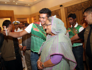 Taskin-Ahmed-taking-selfie-with-Prime-Minster-www.jatirkhantha.com.bd