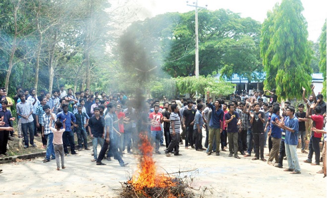 চুয়েট বন্ধ ঘোষণা করে হল ছাড়ার নির্দেশে আরো বিক্ষুদ্ধ ছাত্র-ছাত্রীরা