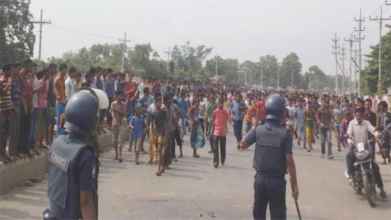 ব্যবসায়ী মুকুল হত্যার প্রতিবাদে ঢাকা-কুমিল্লা মহাসড়ক অবরোধ