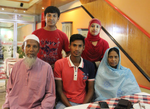 Mustafiz_with_his_familly-www.jatitirkhantha.com.bd