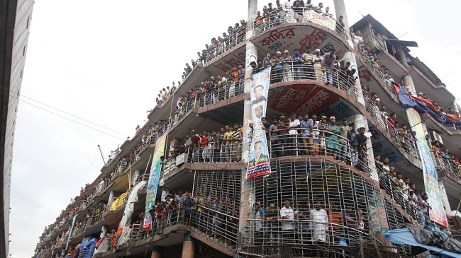 চাঁদাবাজ হকার দোকান ধান্ধাবাজির দ্বন্দ-গুলিস্তানের ঢাকা ট্রেড সেন্টার বন্ধ ঘোষণা