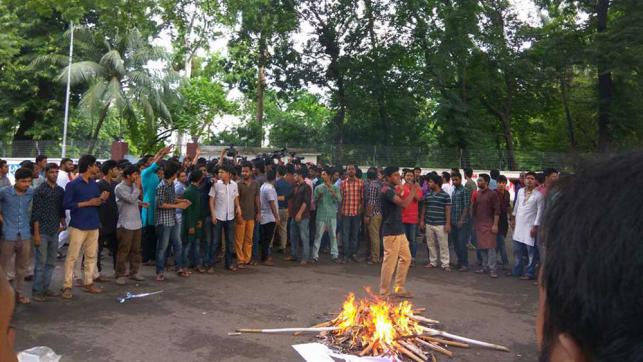 জিয়ার প্রেত্মাতা ভর করেছে ঢাকা বিশ্ববিদ্যালয়ে-উপাচার্যের বাসার ফটকে তালা, পদত্যাগ দাবি