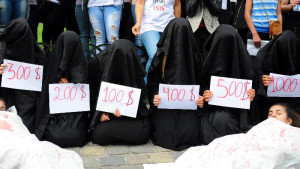 ISIS-Terrorist-Selling-Yazidi-womens