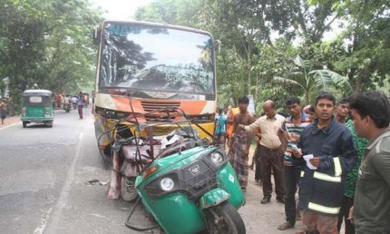 রংপুরে বাস চাপায় একই পরিবারের ৫ জনসহ ৬ যাত্রী নিহত