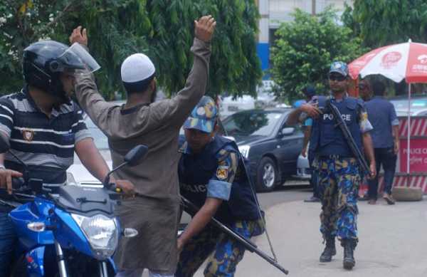 দেশের বৃহত্তর শোলাকিয়া ঈদগাহ’র পাশে গোলাগুলি হাতবোমা বিস্ফোরণ-পুলিশসহ আহত-১০