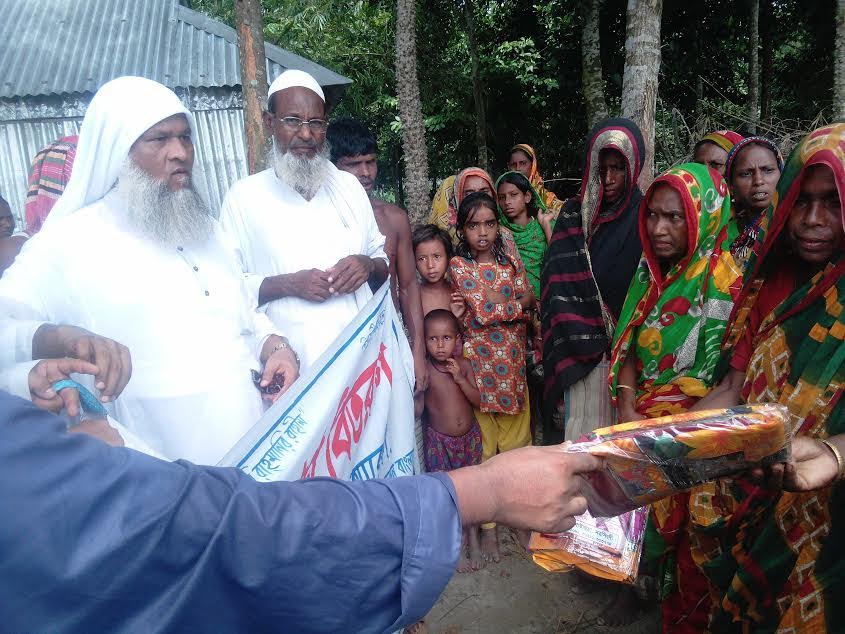 কুড়িগ্রামে বন্যার্তদের মাঝে ইসলামী আন্দোলনের ত্রাণ বিতরণ