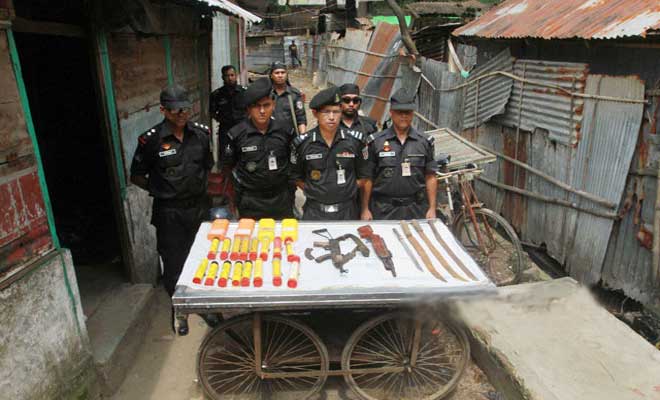 চট্টগ্রামের বস্তিতে অত্যাধুনিক অস্ত্র উদ্ধার