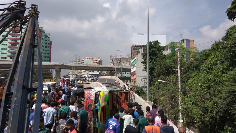 মগবাজার ফ্লাইওভারে বাস উল্টে বেহালদশা