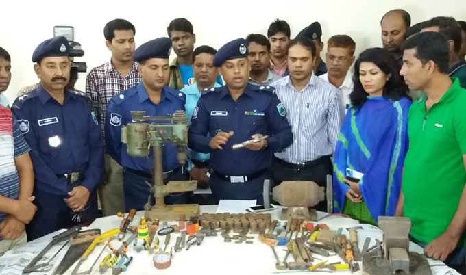 অবৈধ অস্ত্র তৈরীর নায়ক-রেজাউলের কারখানা জব্দ-গ্রেপ্তার ১