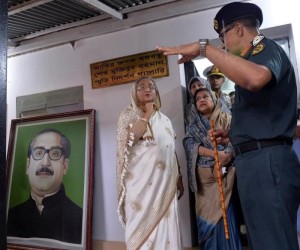  পুরাতন কারাগার পরিদর্শনকালে প্রধানমন্ত্রী শেখ হাসিনা ও তার বোন শেখ রেহানা