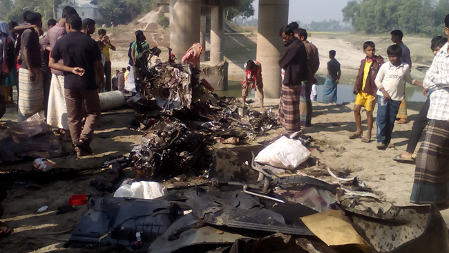 মৈত্রী ট্রেন কেড়ে নিল প্রাইভেট কারের ৫ জনকে