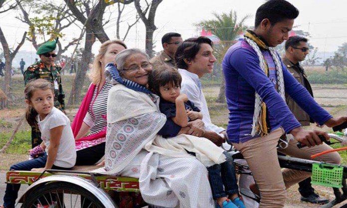 কপাল খুলল প্রধানমন্ত্রীকে ভ্যানেবহনকারী ইমামের