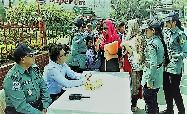 গণউপদ্রব আইনে এবার পথচারীদের সাজা দিল পুলিশ