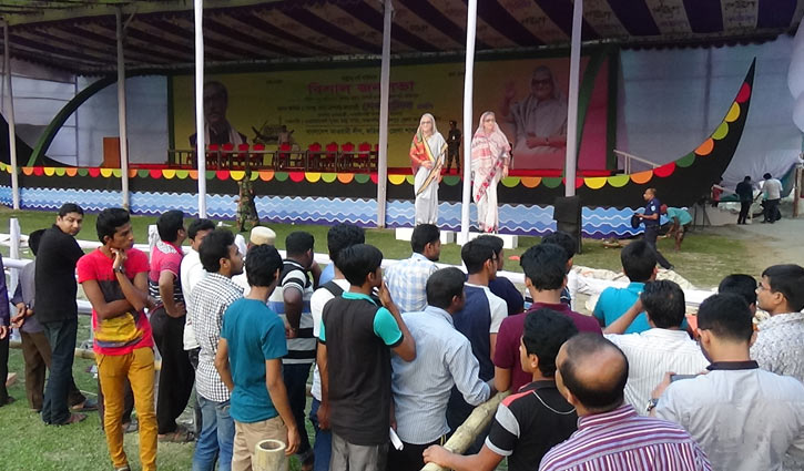 ফরিদপুরে শেখ হাসিনার আগমনে  সাজসাজ রব-নৌকার মঞ্চ প্রস্তুত