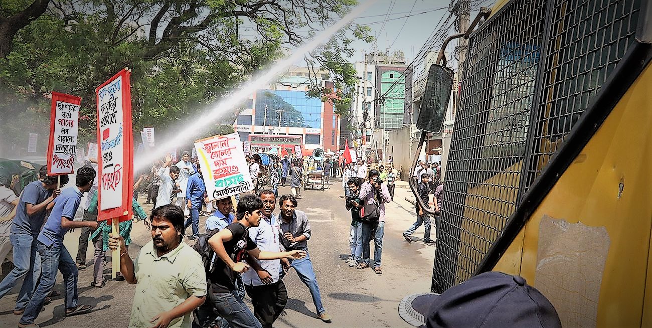 পুলিশী এ্যাকশানে গ্যাসের  দাম নিয়ে কর্মসূচি পণ্ড