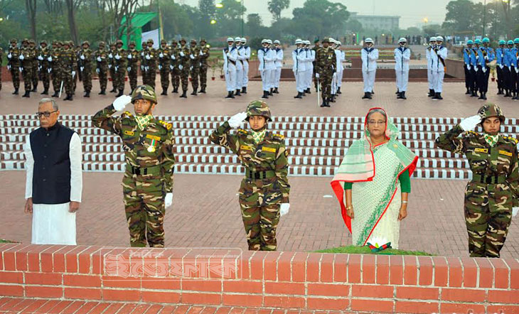 জাতীয় স্মৃতিসৌধ বেদিতে রাষ্ট্রপতি-প্রধানমন্ত্রীর শ্রদ্ধা নিবেদন