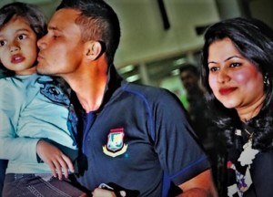 Mashrafe-Mortaza-with-his-wife-www.jatirkhantha.com.bd