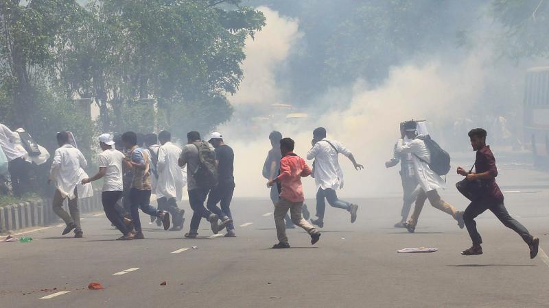 শাহবাগে ম্যাটস শিক্ষার্থীদের পিটিয়ে ছত্রভঙ্গ