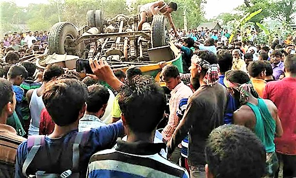 ট্রাক উল্টে  ১৬ পোশাকশ্রমিক নিহত রংপুরে