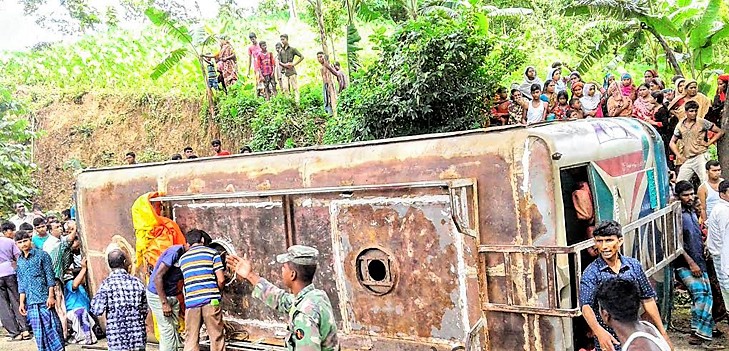 বাস উল্টে মা-শিশুসহ ৩ জন নিহত খাগড়াছড়িতে