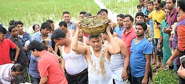 সাবাস নেতা-মাটির ঝুঁড়ি মাথায় রাস্তা মেরামতে হাছান মাহমুদ