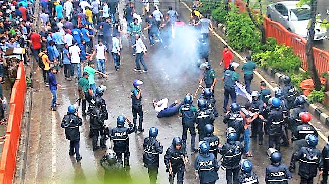 রুটিনসহ পরীক্ষার তারিখ ঘোষণার দাবি-কাঁদানে গ্যাস খেয়ে ছত্রভঙ্গ শিক্ষার্থীরা