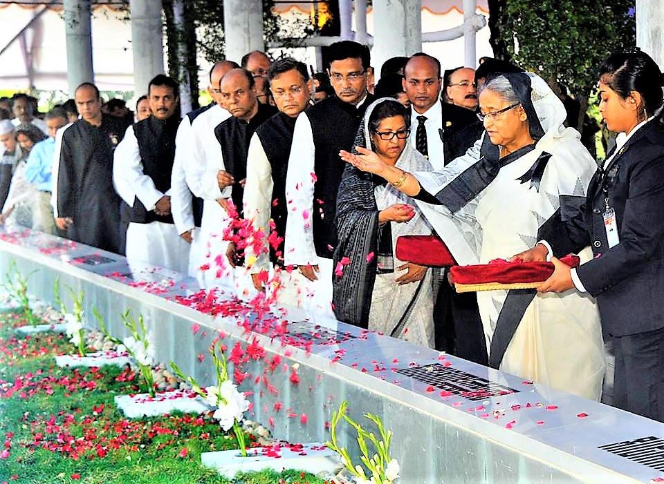 ফুলের পাপড়িতে শ্রদ্ধা হাসিনা রেহানা’র