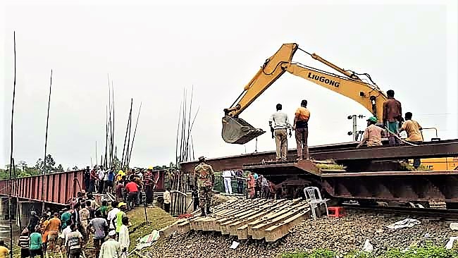 আজ বিকেলেই সব ট্রেন চলবে