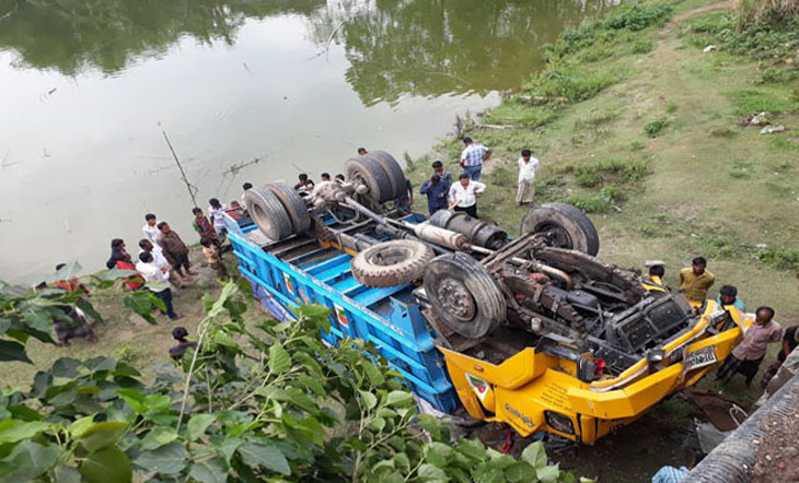 রোহিঙ্গা ত্রাণবাহী ট্রাক খাদে-নিহত ৯