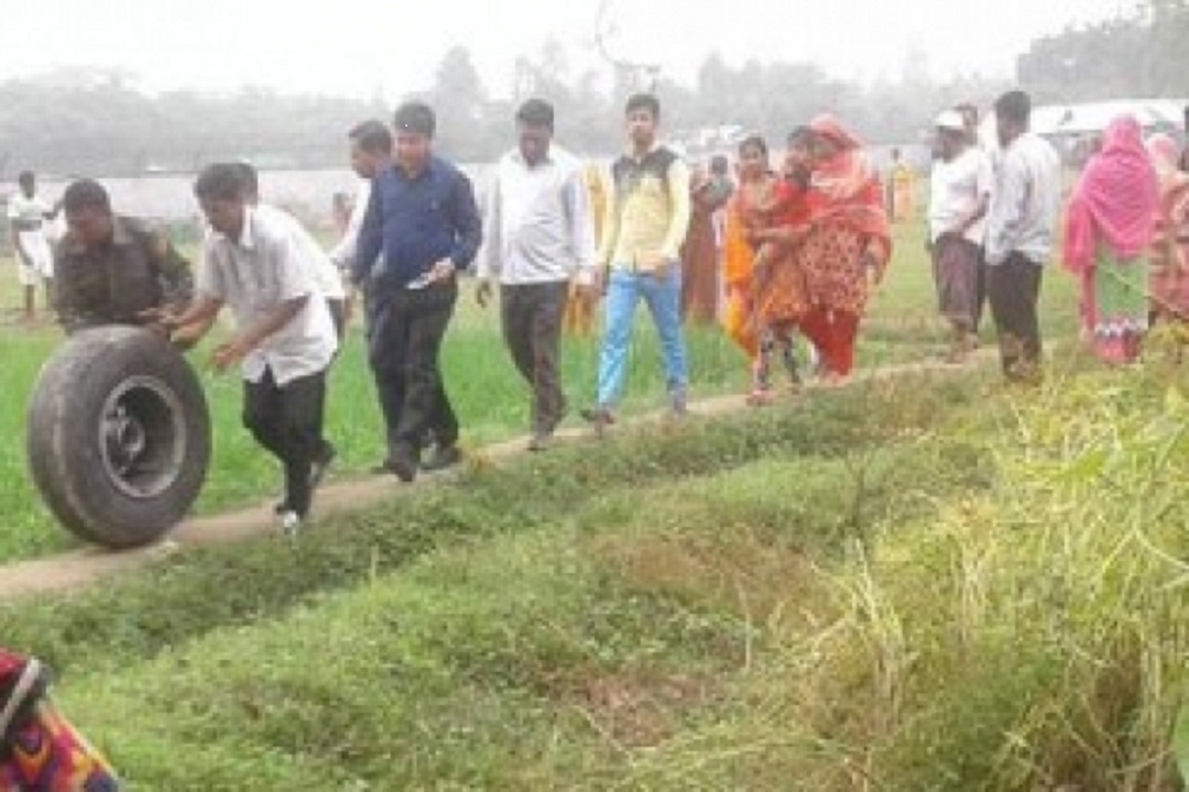 বিমানের খুলে পড়া চাকা নিয়ে উল্লাস