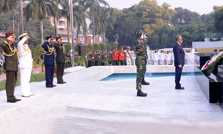 শিখা অনির্বাণে রাষ্ট্রপতির গভীর শ্রদ্ধা নিবেদন