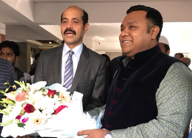 উত্তরের মেয়র নির্বাচনে আওয়ামী লীগের মনোনয়ন পাওয়ার পর আতিকুল ইসলামকে ফুলেল শুভেচ্ছা জানাচ্ছেন, বাংলাদেশের ঐহিত্যবাহী প্রকাশনা অমিকন পাবলিশিং হাউজের চেয়ারম্যান, সিআইএস-বিসিসিআই পরিচালক এবং সৃজনশীল পুস্তক প্রকাশক ও বিক্রেতা সমিতির আন্তজার্তিক পরিচালক ইঞ্জি. মেহেদী হাসান
