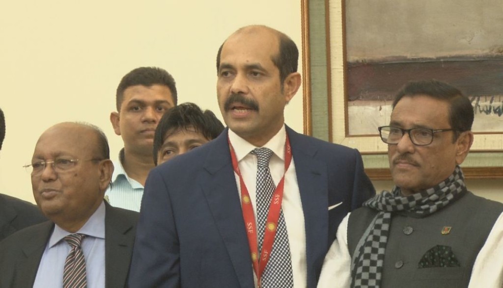 আওয়ামী লীগের সাধারন সম্পাদক ওবায়দুল কাদের ও বানিজ্যমন্ত্রী তোফায়েল আহমেদের সঙ্গে আতিকুল ইসলাম