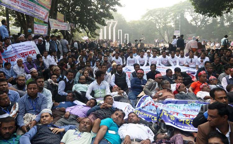 প্রধানমন্ত্রীর আশ্বাস-অনশন প্রত্যাহার