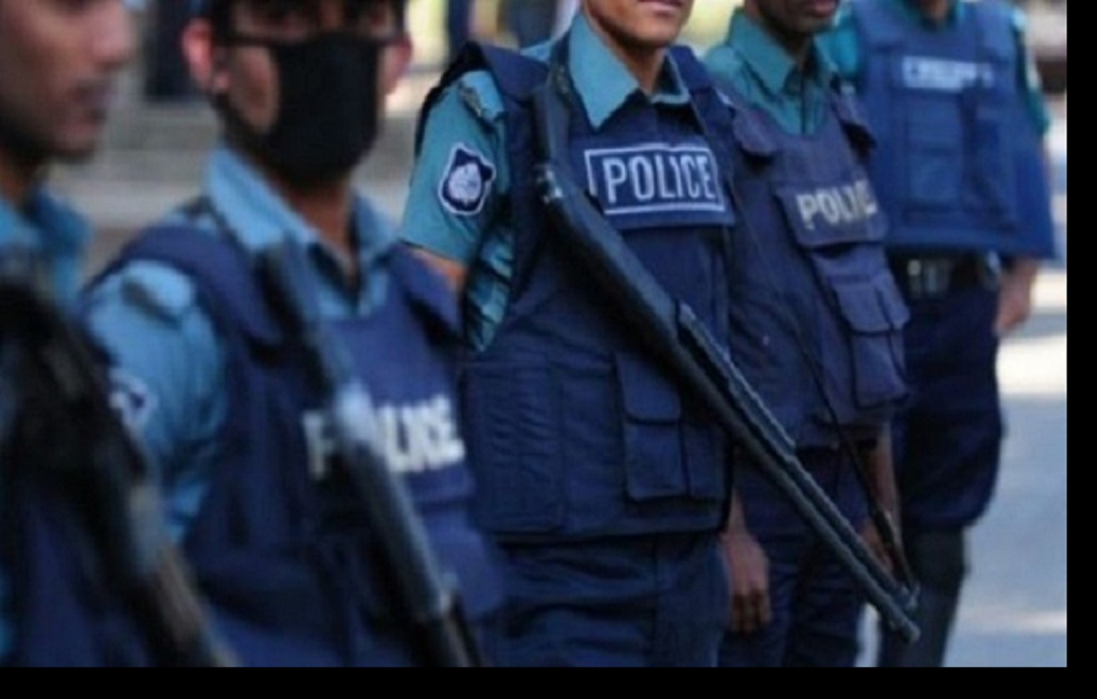 ওসির স্ত্রীর সঙ্গে দারোগার বেলেল্লাপনা!