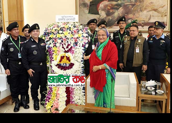 প্রধানমন্ত্রীকে ফুলেল শুভেচ্ছা বিশিষ্ঠ’দের