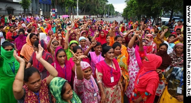 শ্রমিক ছাঁটাইয়ে রাস্তায় গার্মেন্টস কর্মীরা