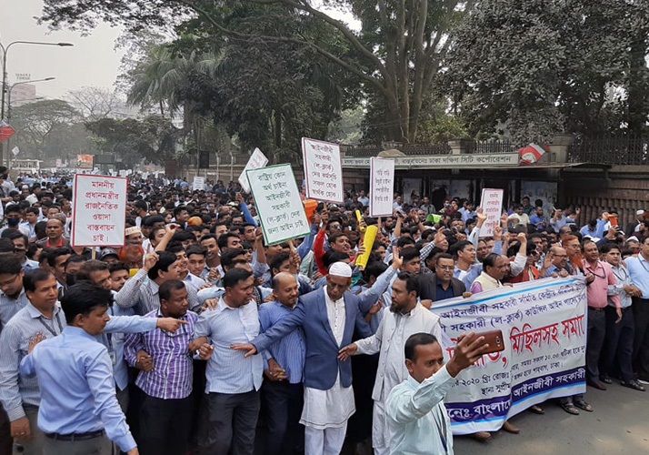 ল-ক্ল্যার্ক’ আইন পাশের দাবিতে বিক্ষোভ